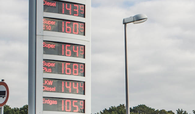 取材日のガソリンスタンドの価格表。軽油が1.439ユーロ、ガソリン（Super/Super Plus）は1.649-1.689ユーロ、天然ガス（Erdgas）が1.059ユーロ。なお、1.609ユーロのSuper E10は10パーセントのエタノール混合ガソリン