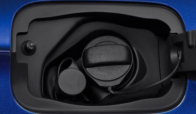 フューエルリッドをひらくと、天然ガスとガソリン、両方の注入口がそなわる