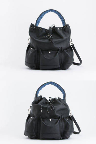 <strong>ithelicy｜イザリシー</strong><br />ミリタリーテイストのワンハンドルのミディアムサイズのトートバッグ。太めのハンドルと、フロントポケットが特徴的。「SETTA」（W280×H365×D125mm）5万4000円