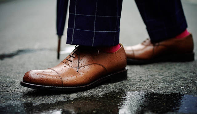 ゴアテックス®サラウンド™を使ったストレートチップのモデル。防水性のほか、透湿性にも優れ、靴の中が蒸れにくく、快適な履き心地を実現した。0万0000円