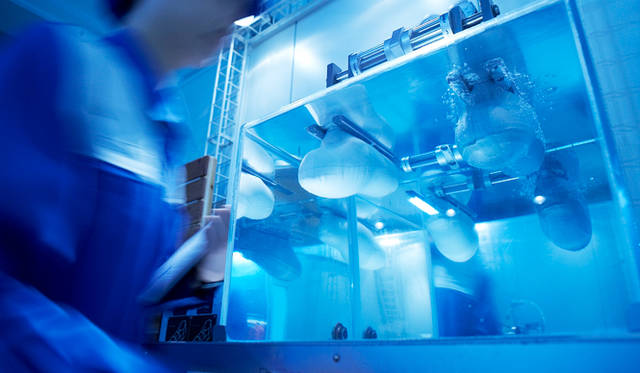 ブーティテストと呼ばれる、ゴアテックス®ファブリクスの亀裂や破れを確認する工程。