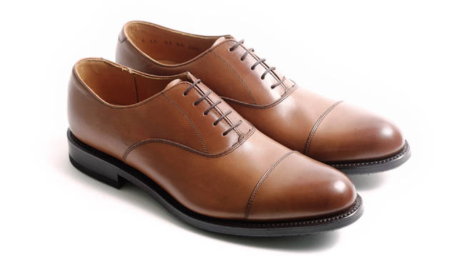 端整なキャップトウにこれからの季節にふさわしい、明るいブラウンが映える。3万8880円