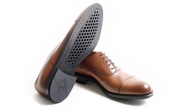 大胆に設けたハニカム状のホール構造は視覚的にも面白い。