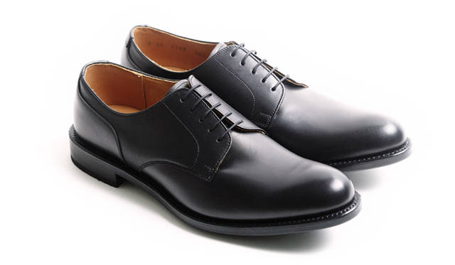 ボリュームを抑えた甲のシルエットが禁欲的なプレーントウ。3万8880円