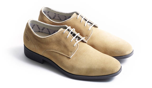 ベージュに白を効かせたノーブルな一足。2万1600円