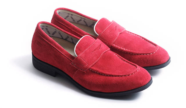 スエードのしなやかなさが際立つローファー。2万1600円