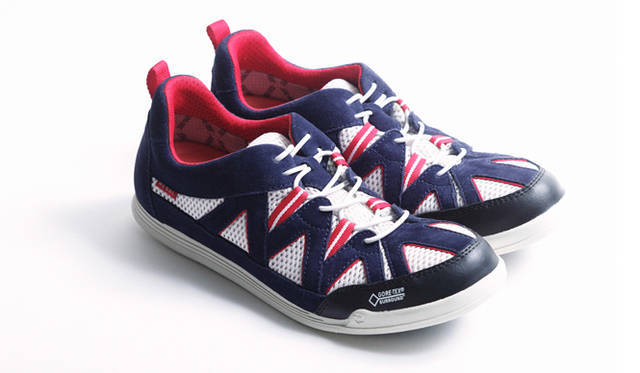 写真13と14の色違い。シューレースはストレッチ加工が施され、紐を結んだままでも着脱が可能。2万1600円