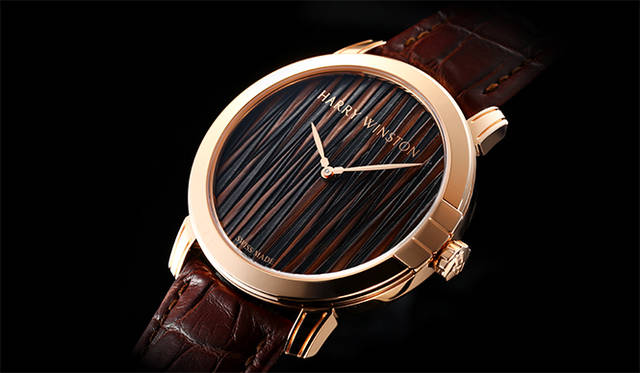 <strong>HW ミッドナイト・フェザー オートマティック 42mm</strong><br>ケース｜18KRG<br>直径｜42.5mm<br>厚さ｜9.1mm<br>ムーブメント｜自動巻き（Cal.HW2008）<br>ストラップ｜アリゲーター<br>防水｜3気圧<br>限定数｜世界限定50本<br>発売時期｜11月<br>予価｜348万556円（税抜）