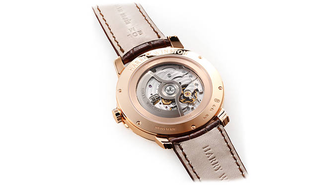 <strong>HW ミッドナイト・フェザー オートマティック 42mm</strong><br>ケース｜18KRG<br>直径｜42.5mm<br>厚さ｜9.1mm<br>ムーブメント｜自動巻き（Cal.HW2008）<br>ストラップ｜アリゲーター<br>防水｜3気圧<br>限定数｜世界限定50本<br>発売時期｜11月<br>予価｜348万556円（税抜）