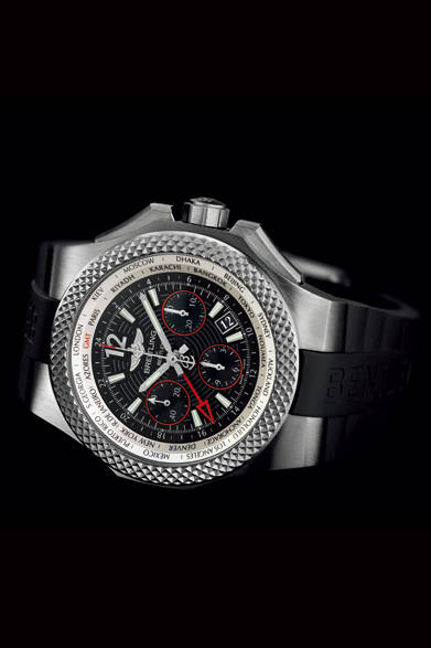 <strong>ベントレー GMT ライトボディ B04 S</strong><br/>ケース｜チタン<br/>直径｜45mm<br/>ムーブメント｜自動巻き（Cal.B04）<br/>機能｜クロノグラフ（30分積算計、12時間積算計）、第2時間帯表示（24時間針で本国時間を表示）、ワールドタイム表示（都市名リングを回転ベゼルで調整し、世界24タイムゾーンの時刻を表示）<br/>ストラップ｜ブラックラバー<br/>防水｜100ｍ<br/>発売時期｜2015年夏予定<br/>予価｜165万3480円<br/>