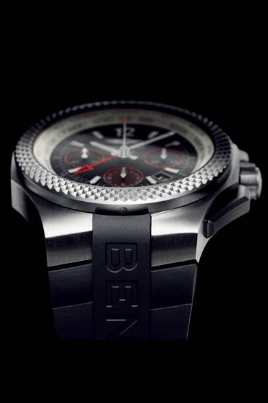 <strong>ベントレー GMT ライトボディ B04 S</strong><br/>ケース｜チタン<br/>直径｜45mm<br/>ムーブメント｜自動巻き（Cal.B04）<br/>機能｜クロノグラフ（30分積算計、12時間積算計）、第2時間帯表示（24時間針で本国時間を表示）、ワールドタイム表示（都市名リングを回転ベゼルで調整し、世界24タイムゾーンの時刻を表示）<br/>ストラップ｜ブラックラバー<br/>防水｜100ｍ<br/>発売時期｜2015年夏予定<br/>予価｜165万3480円<br/>