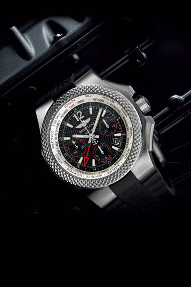 <strong>ベントレー GMT ライトボディ B04 S</strong><br/>ケース｜チタン<br/>直径｜45mm<br/>ムーブメント｜自動巻き（Cal.B04）<br/>機能｜クロノグラフ（30分積算計、12時間積算計）、第2時間帯表示（24時間針で本国時間を表示）、ワールドタイム表示（都市名リングを回転ベゼルで調整し、世界24タイムゾーンの時刻を表示）<br/>ストラップ｜ブラックラバー<br/>防水｜100ｍ<br/>発売時期｜2015年夏予定<br/>予価｜165万3480円<br/>