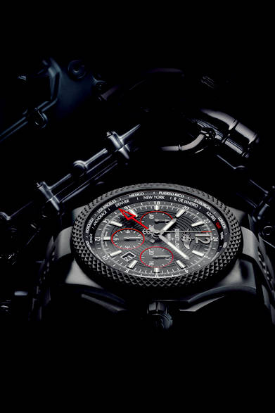 <strong>ベントレー GMT ライトボディ B04 ミッドナイトカーボン</strong><br/>ケース｜ブラック・チタン<br/>直径｜49mm<br/>ムーブメント｜自動巻き（Cal.B04）<br/>機能｜クロノグラフ（30分積算計、12時間積算計）、第2時間帯表示（センターの24時間針で本国時間を表示）、ワールドタイム表示（都市名リングを回転ベゼルで調整し、世界24タイムゾーンの時刻を表示）<br/>ストラップ｜ブラックラバー<br/>防水｜100ｍ<br/>発売時期｜2015年夏予定<br/>予価｜211万6800円<br/>