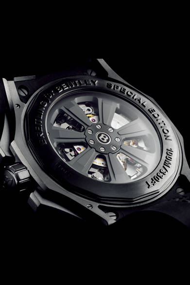 <strong>ベントレー GMT ライトボディ B04 ミッドナイトカーボン</strong><br/>ケース｜ブラック・チタン<br/>直径｜49mm<br/>ムーブメント｜自動巻き（Cal.B04）<br/>機能｜クロノグラフ（30分積算計、12時間積算計）、第2時間帯表示（センターの24時間針で本国時間を表示）、ワールドタイム表示（都市名リングを回転ベゼルで調整し、世界24タイムゾーンの時刻を表示）<br/>ストラップ｜ブラックラバー<br/>防水｜100ｍ<br/>発売時期｜2015年夏予定<br/>予価｜211万6800円<br/>