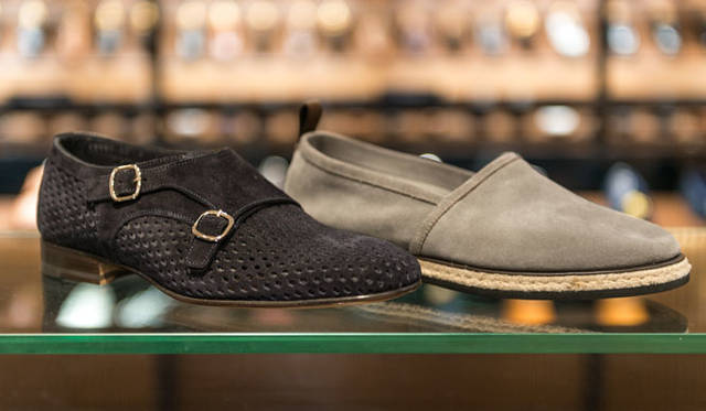 <strong>ISETAN MEN’S｜イセタンメンズ</strong><br />「Santoni（サントーニ）」ダブルモンクスリッポン9万8280円、エスパドリーユ7万3440円