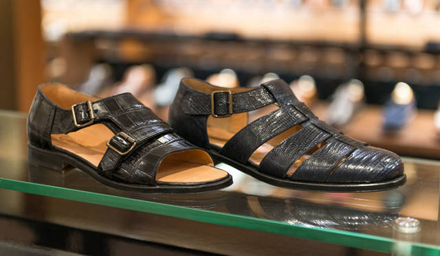 <strong>ISETAN MEN’S｜イセタンメンズ</strong><br />「F.lli Giacometti（フラテッリ・ジャコメッティ）」クロコダイルサンダル16万2000円、リザードサンダル11万8800円