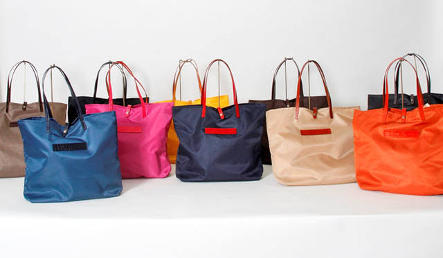 <strong>FIGO｜フィーゴ</strong><br />「フェリージ 青山オープン1周年アニバーサリーモデル」（W35×H35×D11cm／NAVY、D.BLUE、YELLOW、CORAL、FUXIA、GOLD、TURTLEDOVE、BROWN、D.GREY、BLACK）各2万5920円