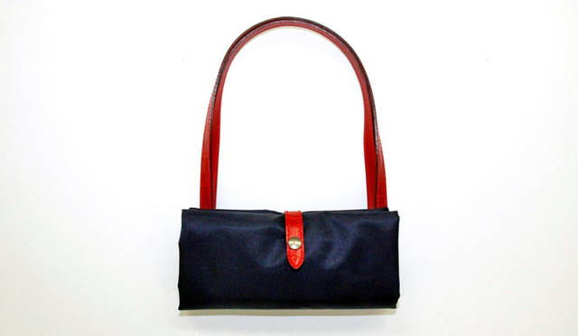 <strong>FIGO｜フィーゴ</strong><br />「フェリージ 青山オープン1周年アニバーサリーモデル」折りたたむとコンパクトになり、持ち運びにも便利