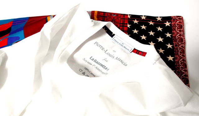 <strong>FIGO｜フィーゴ</strong><br />「La Gazzetta 1987 AOYAMA×Pierre-Louis Mascia1周年アニバーサリーコラボレーションTシャツ」今回のためにピエール・ルイマシアが、お祝いの気持ちを込めて特別なロゴを作成。襟もとにプリントされている