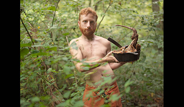 ルーカス・フォ−リア「ドングリとポッサムのシチュー、ワイルドルーツホームステッドにて」、ノースカロライナ、2006, Courtesy of galerie du jour agnès b, Paris © Lucas Foglia