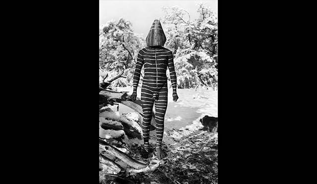 マルティン・グシンデ「セルクナム族の通過儀礼ハインにて、道化師ウレン役」、1918-1924, ca. © Martin Gusinde / Anthropos Institut / Éditions Xavier Barral