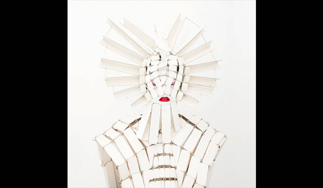 ヨシダ　キミコ 「絵画（パオロ・ウッチェロ画サン・ロマーノの戦いよりーミケレット・ダ・コティニョーラの援軍）」、セルフポートレート、2010© Kimiko Yoshida