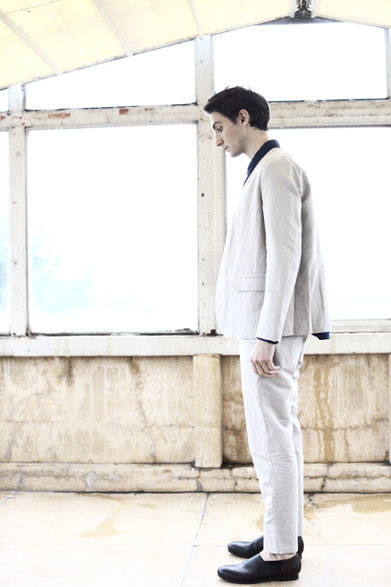 <strong>semoh｜セモー</strong><br />ジャケット 4万5360円、藍染めシャツ 3万4560円、パンツ 3万4560円、レザーシューズ  5万9400円