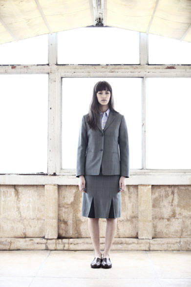 <strong>semoh｜セモー</strong><br />ジャケット 5万4000円、シャツ 1万8360円、スカート 2万2680円、レザーシューズ  5万6160円