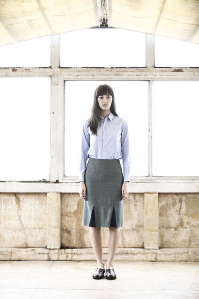 <strong>semoh｜セモー</strong><br />シャツ 1万8360円、スカート 2万2680円、レザーシューズ  5万6160円