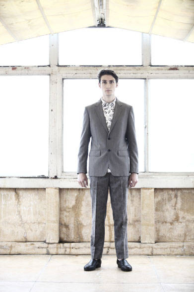 <strong>semoh｜セモー</strong><br />ジャケット 5万9400円、シャツ 2万5920円、パンツ 3万3480円、レザーシューズ  5万9400円