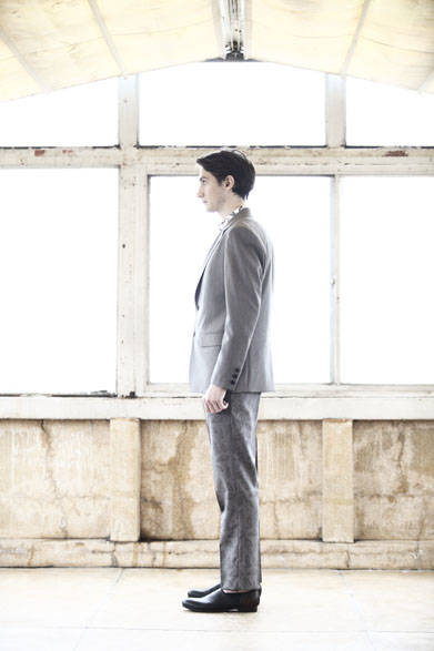 <strong>semoh｜セモー</strong><br />ジャケット 5万9400円、シャツ 2万5920円、パンツ 3万3480円、レザーシューズ  5万9400円