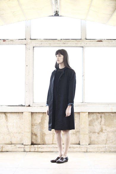 <strong>semoh｜セモー</strong><br />コート5万4000円、ワンピース 2万1600円、レザーシューズ  5万6160円