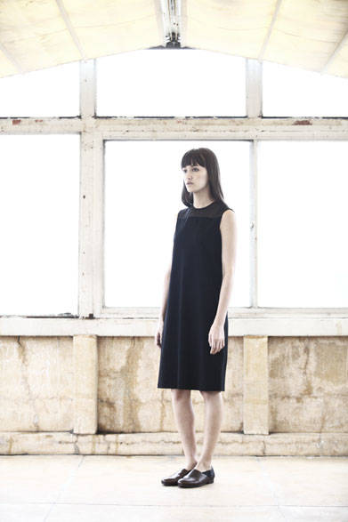 <strong>semoh｜セモー</strong><br />ワンピース 2万1600円、レザーシューズ  5万6160円