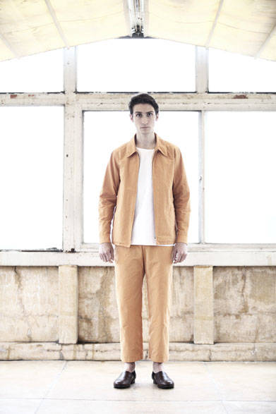 <strong>semoh｜セモー</strong><br />ブルゾン 4万9680円、布帛Tシャツ 1万6200円、パンツ 3万2400円、レザーシューズ  5万9400円