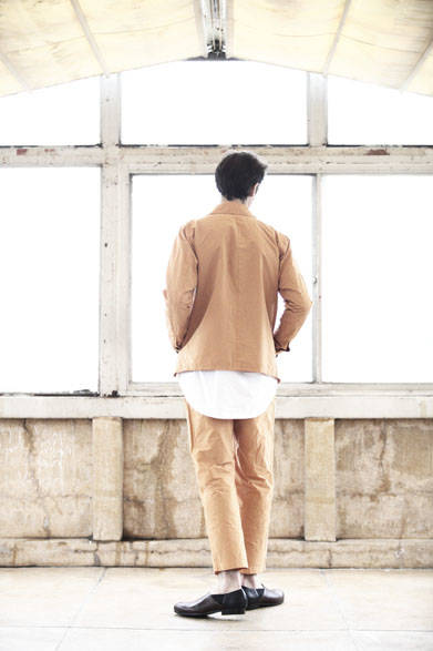 <strong>semoh｜セモー</strong><br />ブルゾン 4万9680円、布帛Tシャツ 1万6200円、パンツ 3万2400円、レザーシューズ  5万9400円