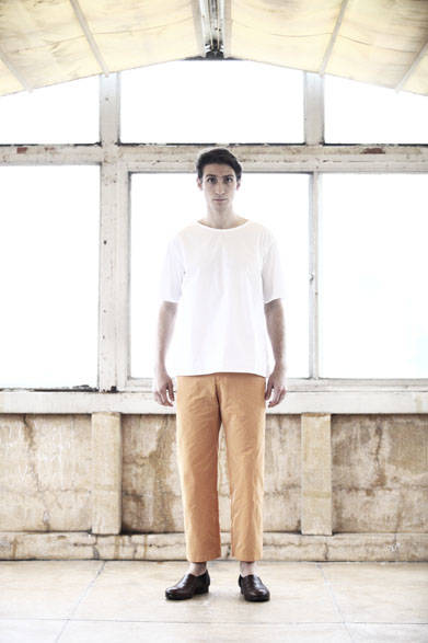 <strong>semoh｜セモー</strong><br />布帛Tシャツ 1万6200円、パンツ 3万2400円、レザーシューズ  5万9400円