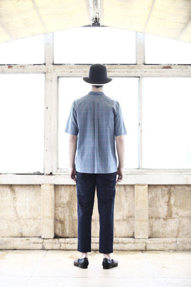 <strong>semoh｜セモー</strong><br />パナマハット 3万240円、半袖シャツ 2万520円、パンツ 3万4560円、レザーシューズ  5万9400円