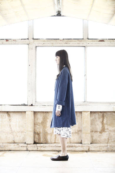 <strong>semoh｜セモー</strong><br />ガウン 4万3200円、ワンピース 3万240円、レザーシューズ  5万6160円