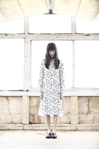 <strong>semoh｜セモー</strong><br />ワンピース 3万240円、レザーシューズ  5万6160円