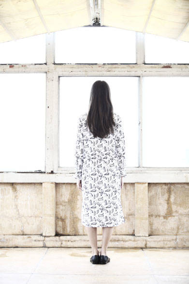 <strong>semoh｜セモー</strong><br />ワンピース 3万240円、レザーシューズ  5万6160円