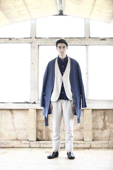 <strong>semoh｜セモー</strong><br />ガウン 4万3200円、ジャケット 4万5360円、藍染めシャツ 3万4560円、パンツ 3万4560円、レザーシューズ  5万9400円