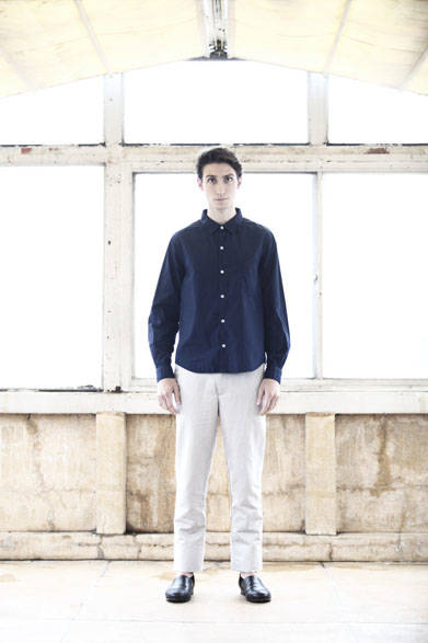 <strong>semoh｜セモー</strong><br />藍染めシャツ 3万4560円、パンツ 3万4560円、レザーシューズ  5万9400円