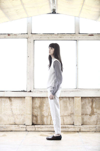 <strong>semoh｜セモー</strong><br />コットンニット 2万7000円、パンツ 3万1320円、レザーシューズ  5万6160円