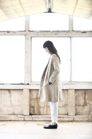 <strong>semoh｜セモー</strong><br />コート 5万4000円、パンツ 3万1320円、レザーシューズ  5万6160円