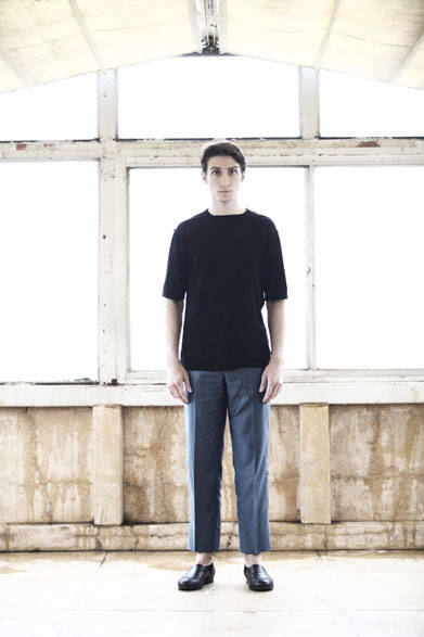 <strong>semoh｜セモー</strong><br />シルクニット 2万5920円、パンツ 2万8080円、レザーシューズ  5万9400円