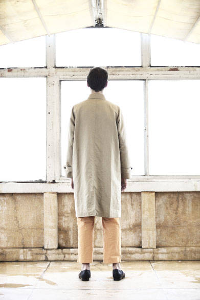 <strong>semoh｜セモー</strong><br />コート 6万6960円、パンツ 3万2400円、レザーシューズ  5万9400円