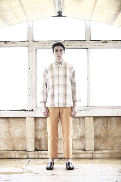 <strong>semoh｜セモー</strong><br />シャツ 2万2680円、パンツ 3万2400円、レザーシューズ  5万9400円