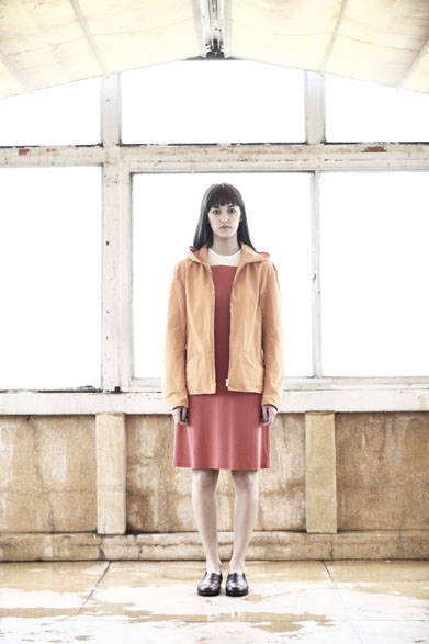 <strong>semoh｜セモー</strong><br />ブルゾン 4万4280円、ワンピース 2万1600円、レザーシューズ  5万6160円