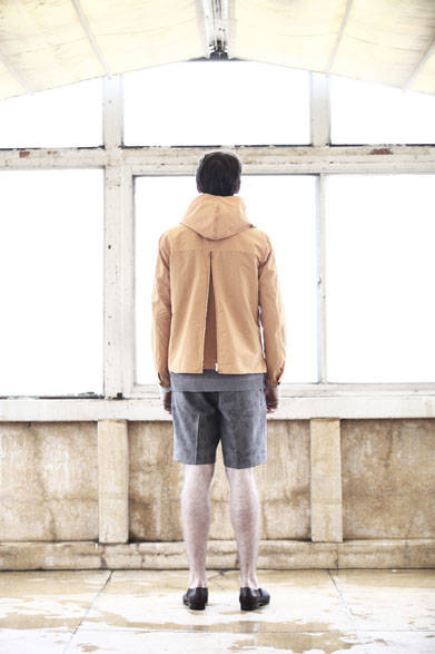 <strong>semoh｜セモー</strong><br />ブルゾン 4万4280円、コットンニット 2万7000円、ショートパンツ 3万240円、レザーシューズ  5万9400円