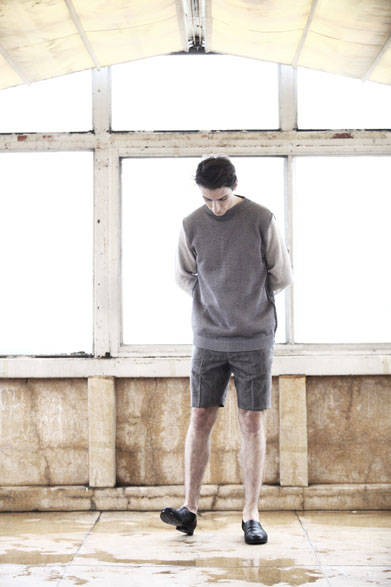 <strong>semoh｜セモー</strong><br />コットンニット 2万7000円、ショートパンツ 3万240円、レザーシューズ  5万9400円